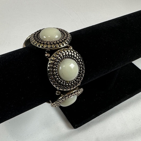 Jewelry - Elegant Gold Tone & Cream Bracelet